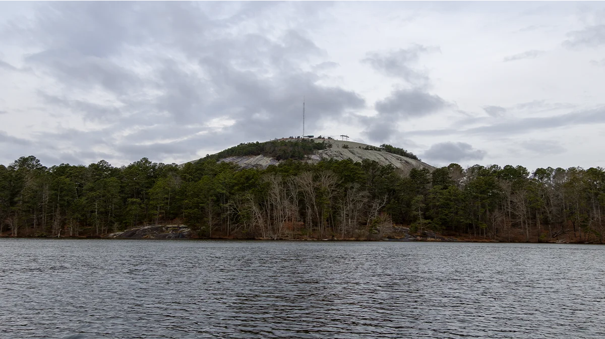 Canon R7 with Tamron at 18mm framing Stone Mountain and the skylift pylon
