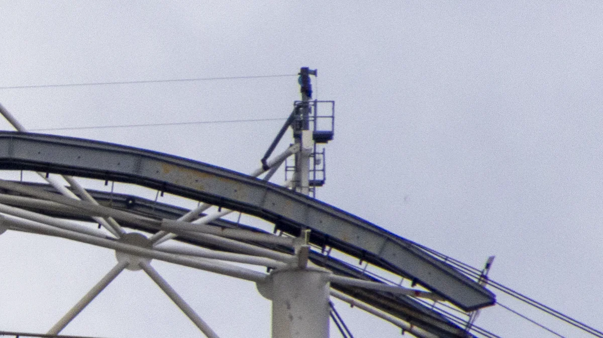 Canon R7 with Tamron at 400mm plus digital zoom, matching the phone's framing on the skylift pylon