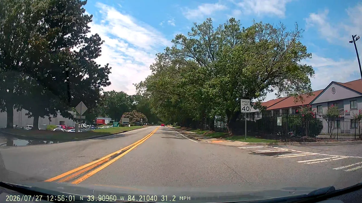 The same suburban road and 40 mph speed limit sign recorded in the Mangoal 2K mode