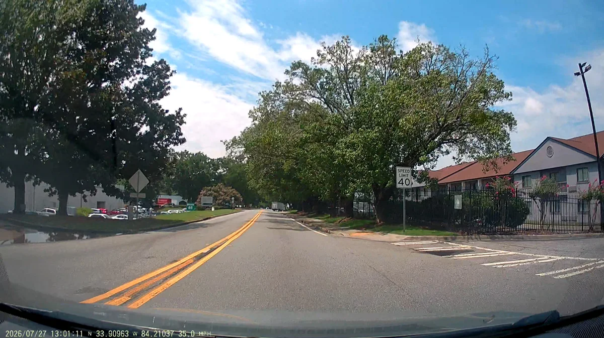 The same suburban road and 40 mph speed limit sign recorded in the Mangoal 4K mode
