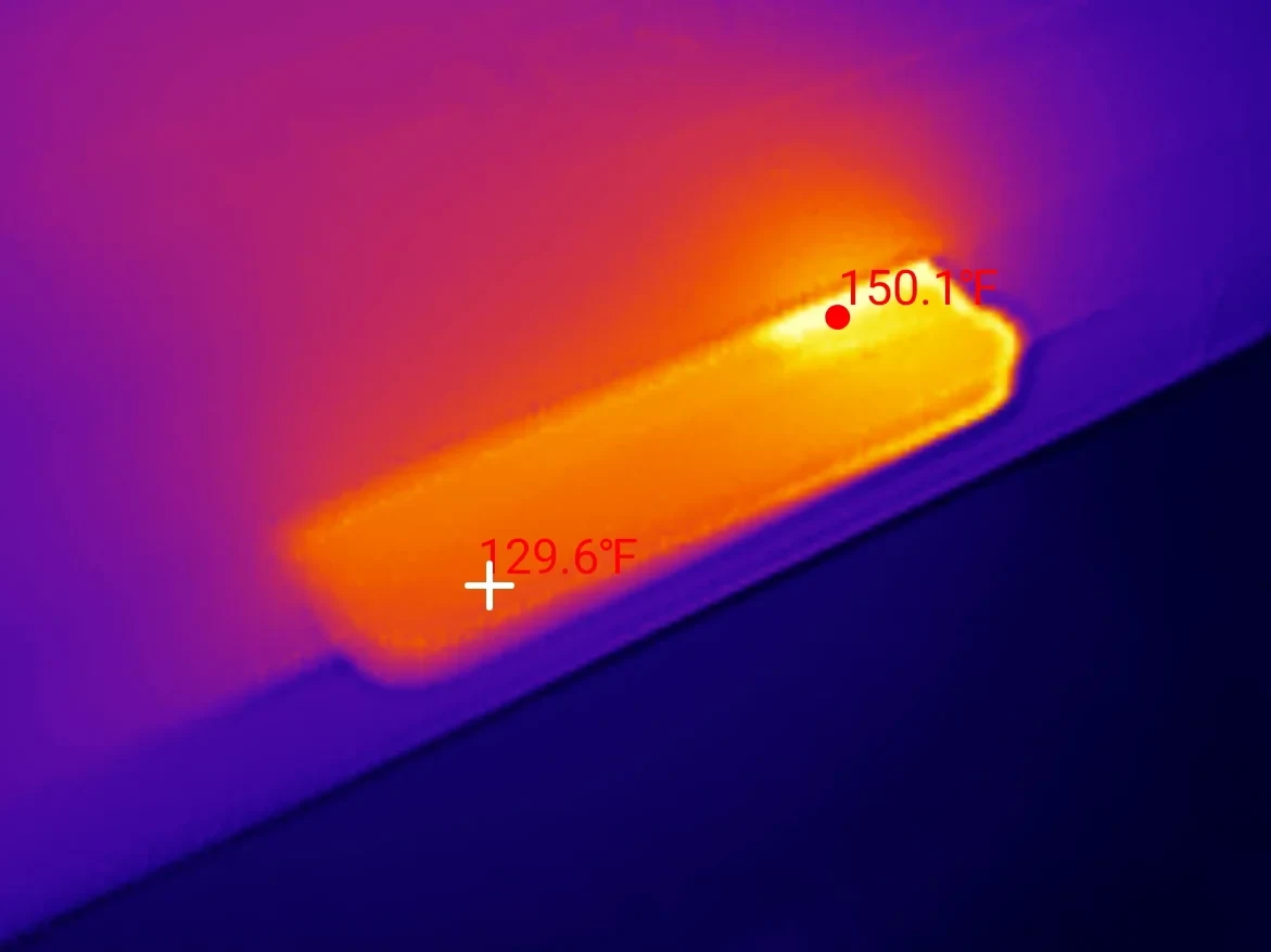 Thermal camera frame of the counterfeit SanDisk ImageMate at the end of the five minute sustained write, showing a 150.1 Fahrenheit hot spot